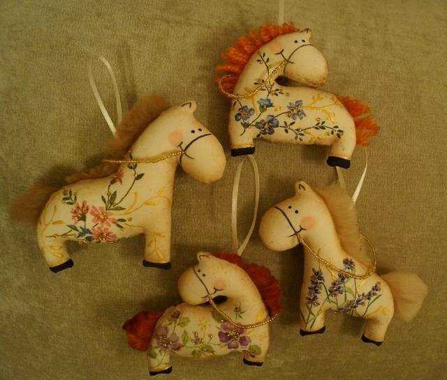 Лошадки мастер класс. Текстильная лошадка. Текстильная лошадка своими руками. Лошадка текстильная игрушка. Текстильная елочная игрушка лошадка.