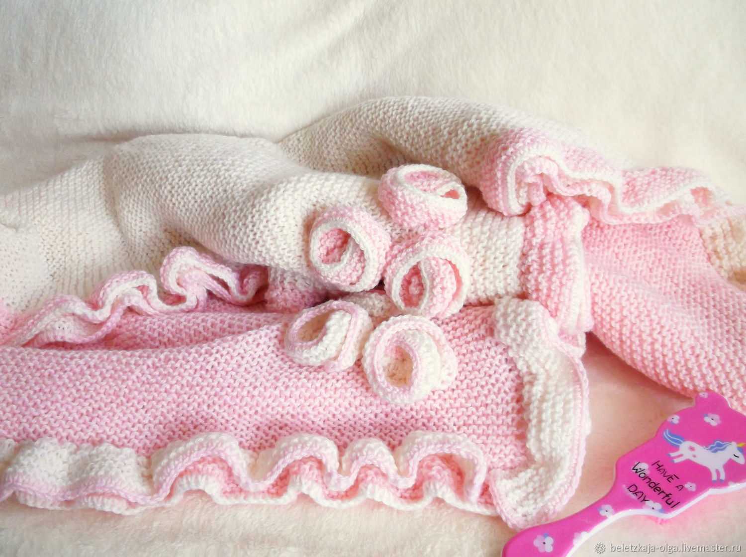 Одеяло на выписку: размер вязаного, флисового, шерстяного пледа для новорожденного в кроватку из роддома - размеры одеялок