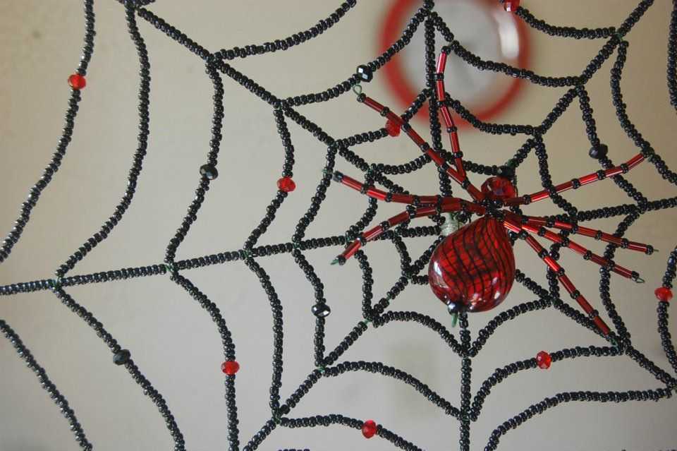 Как нарисовать паутину - рисуем паутину и паука на ней карандашом и красками