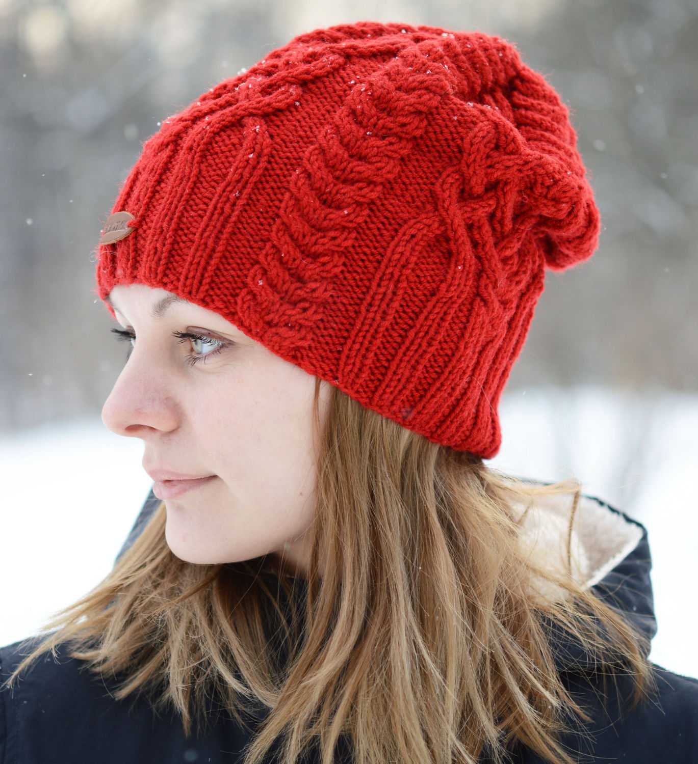 Knit hats. Шапка с аранами Елены Бурдейной. Красная вязаная шапка. Красная вязаная шапка женская. Вязаные шапки спицами.