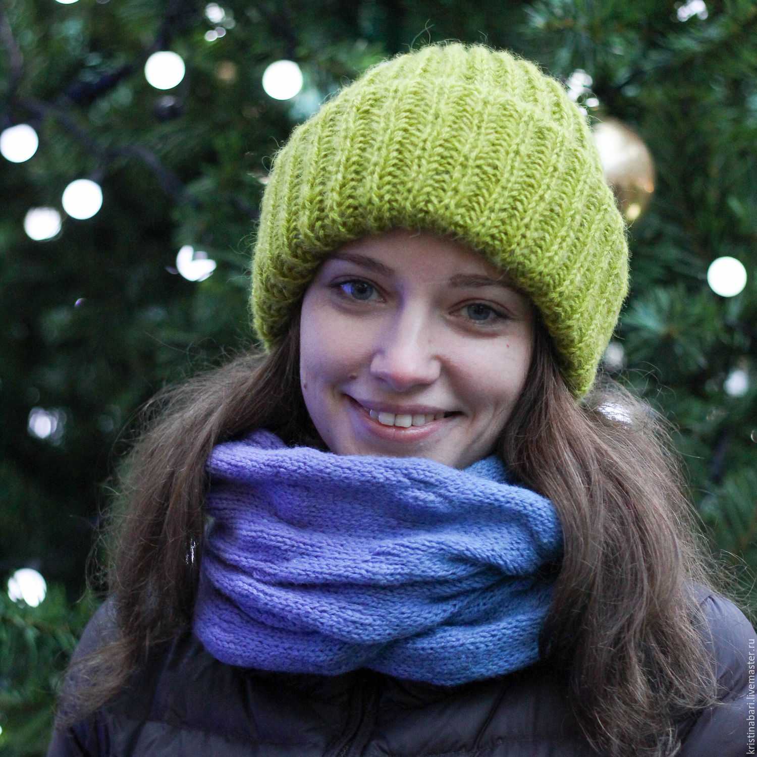 Как связать шапку спицами для женщины на зиму с отворотом английской резинкой видео